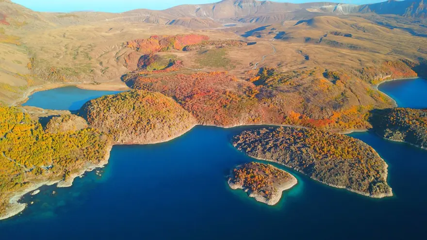 Nemrut Krater Gölü’nde sonbahar güzelliği eşliğinde çevre temizliği 