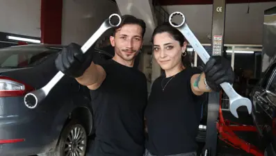 Eleman bulamadı, eşini usta olarak yetiştirdi