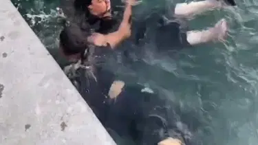 Kadıköy’de denize düşen kadını vatandaşlar kurtardı