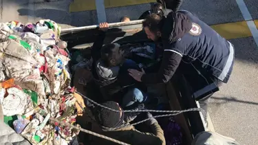 Amasya'da çöp dolu TIR'dan kaçak göçmenler çıktı