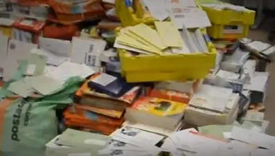 8 yıldır postaları biriktiren postacı yakalandı