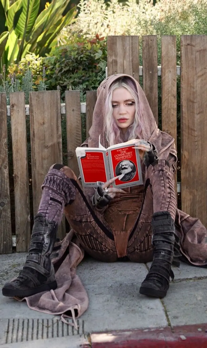 Dünyanın en zengin kişisi Elon Musk'tan ayrılan Grimes, Karl Marx'la'trolledi' 2 Dünyanın en zengin kişisi Elon Musk'tan ayrılan Grimes, Karl Marx'la'trolledi' 2