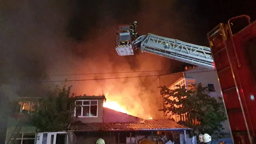 Kayseri'de 7 yaşındaki çocuğa taciz gerginliği: Araçları ters çevirip, iş yerlerini ateşe verdiler 3 Kayseri'de 7 yaşındaki çocuğa taciz gerginliği: Araçları ters çevirip, iş yerlerini ateşe verdiler 3