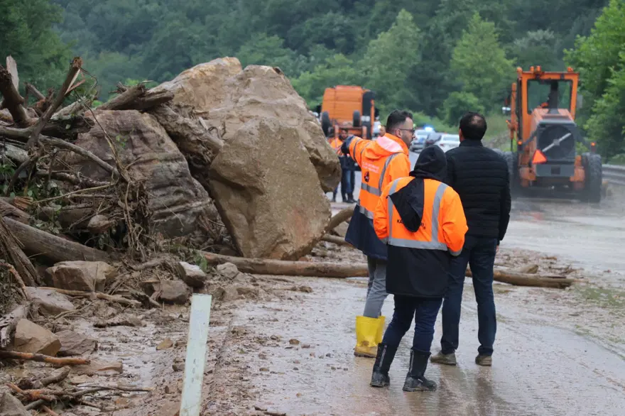Karadeniz'i sel vurdu: Dereler taştı, yollar göle döndü, evleri su bastı 17 Karadeniz'i sel vurdu: Dereler taştı, yollar göle döndü, evleri su bastı 17