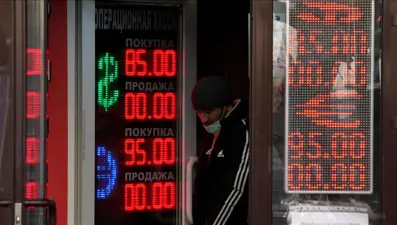 Rusya’da nakit dolar ve euro çekiminde kısıtlamalar uzatıldı