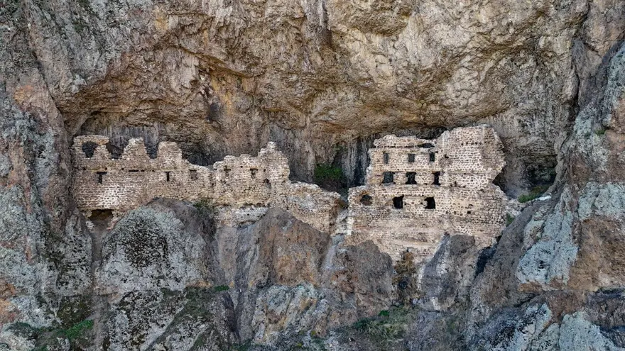Alicin Manastırı, Sümela Manastırı ile olan benzerliğiyle dikkat çekiyor: Adını bir eşkıyadan almış 