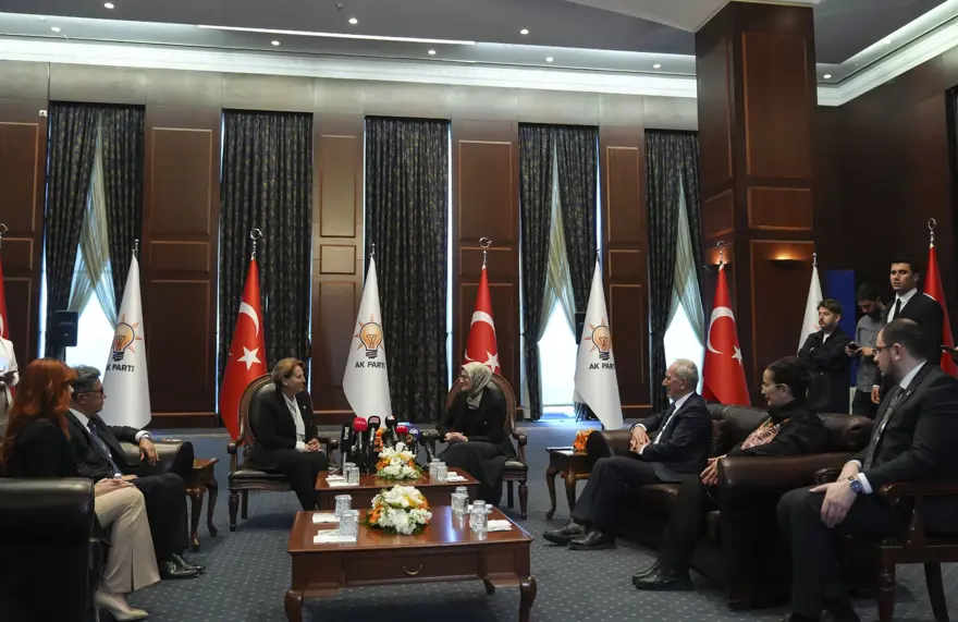 Ankara’da siyasipartiler arasında bayramlaşma günü: AK Parti-CHP bayramlaşmasında"birlikte çalışma" mesajları 6 Ankara’da siyasipartiler arasında bayramlaşma günü: AK Parti-CHP bayramlaşmasında"birlikte çalışma" mesajları 6