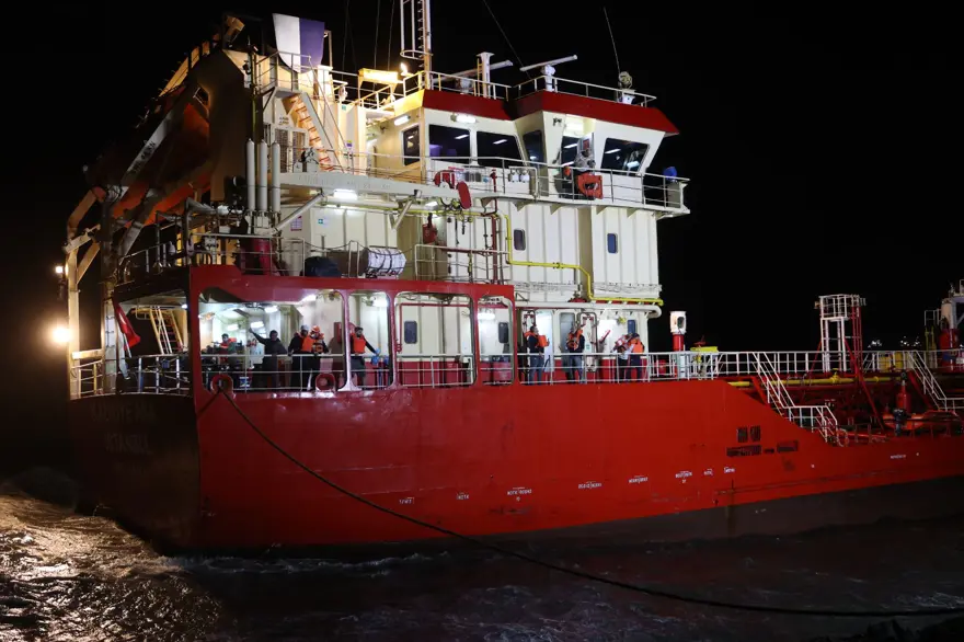 ZEYTİNBURNU AÇIKLARINDA GEMİ KARAYA OTURDU 1