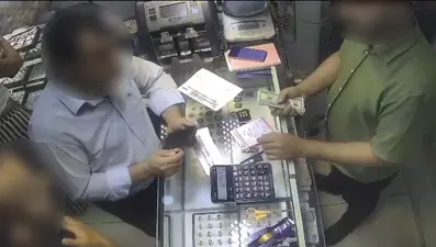 Hırsızapartmandan çıktı! Dövizleri bozdururken kameraya yakalandı