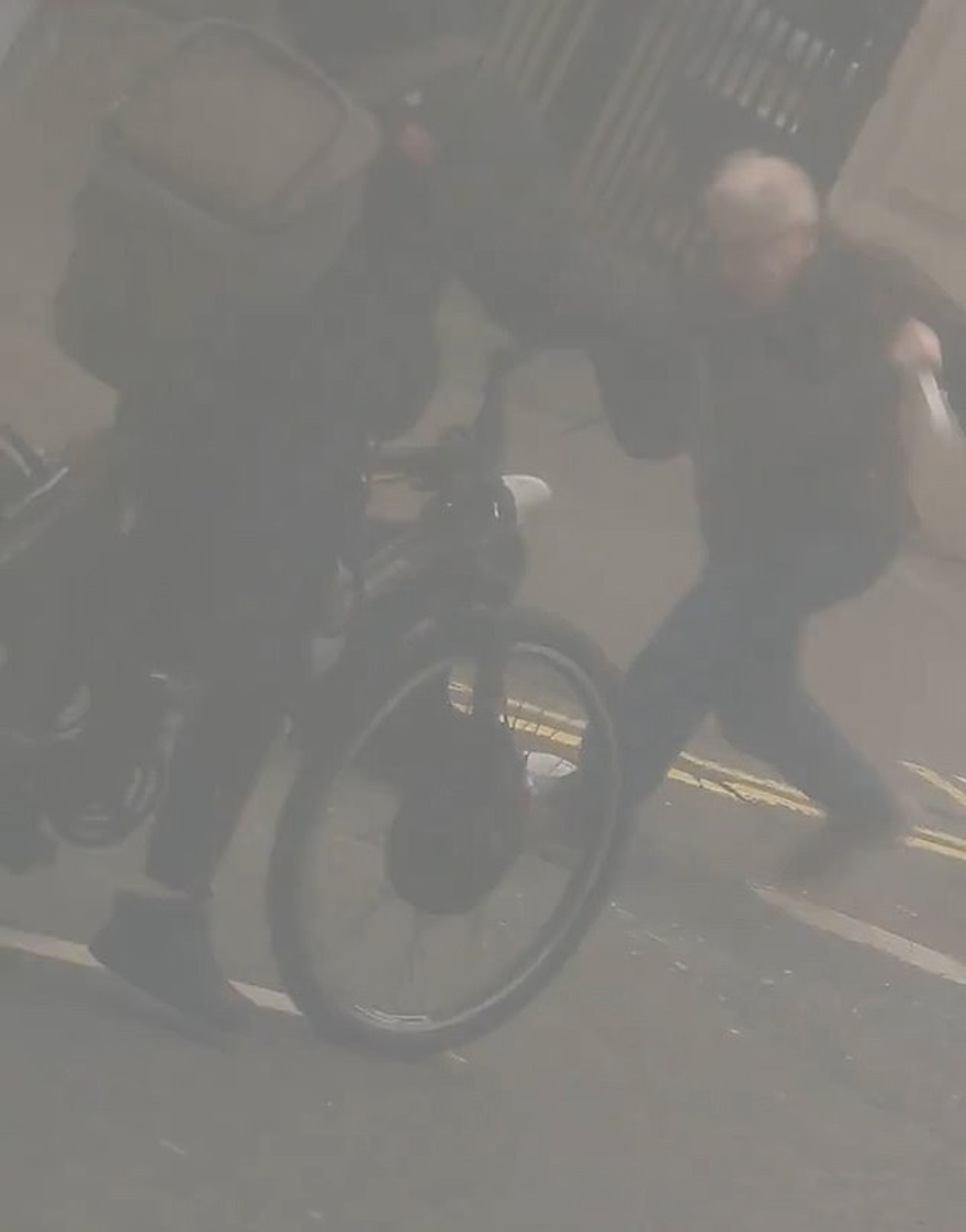 Londra'daki Türk Konsolosluğu önünde Kur'an-ı Kerim yakıldı 2