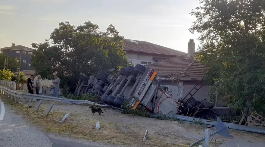 Evlerine tanker çarptı! Deprem sandılar, "Camlar, çerçeveler yerinden oynadı" 6