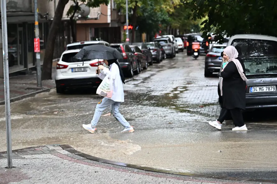 İstanbul'da sağanak yağış: Gaziosmanpaşa'da yollar göle döndü 6 İstanbul'da sağanak yağış: Gaziosmanpaşa'da yollar göle döndü 6