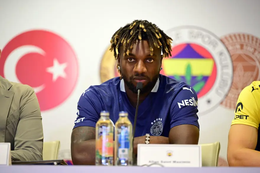 Fenerbahçe'de 5'i yeni transfer, 7 futbolcu için imza töreni düzenlendi 17 Fenerbahçe'de 5'i yeni transfer, 7 futbolcu için imza töreni düzenlendi 17