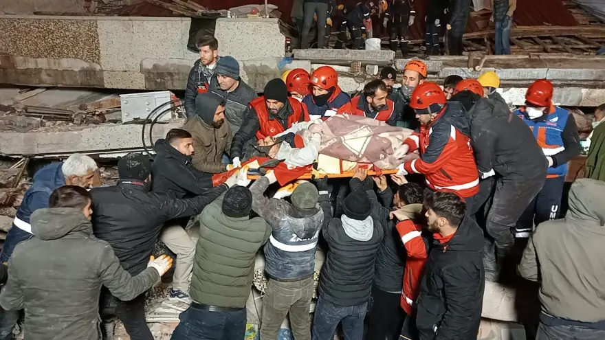 SERİN 2 APARTMANI'NDAN BİR KİŞİ DAHA SAĞ OLARAK KURTARILDI 101