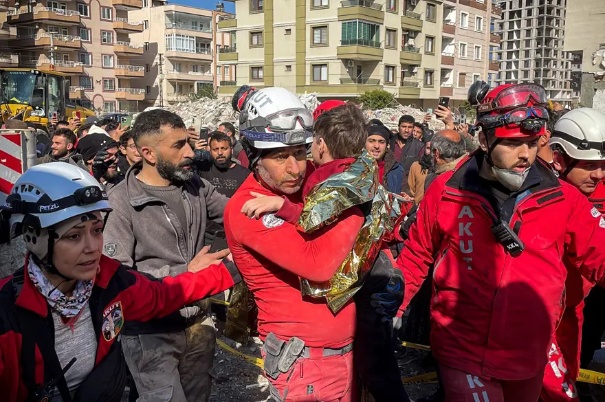 Enkaz altındakiler için zamana karşı yarış 119