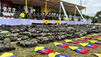 Kolombiya'da 63 örgüt üyesi teslim oldu