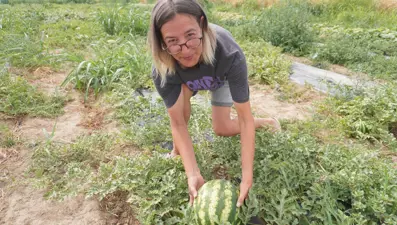 Masa başı işi bırakıp köyüne döndü: Şimdi yetiştirdiği ürünleri satıyor