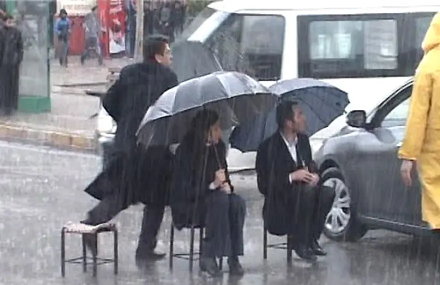 Yağmur altında itaatsizlik ve tekme 