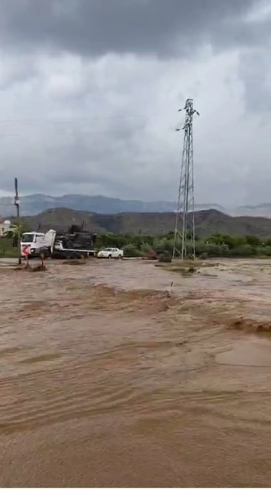 Şırnak’ta şiddetli yağış: Caddeler suyla doldu, ulaşımaksadı 