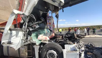 Konya'da üç araç birbirine girdi: Ölü ve yaralılar var