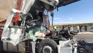 Konya'da üç araç birbirine girdi: Ölü ve yaralılar var