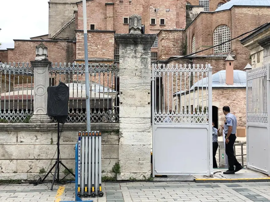 Ayasofya'da 'müze' tabelası söküldü 2