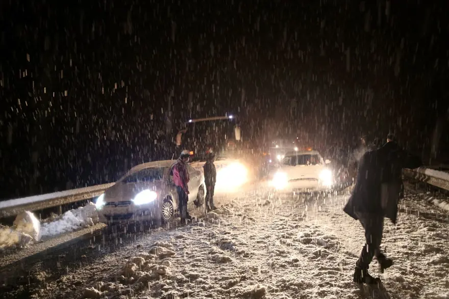 Sivas-Tokat karayolu yoğun kar yağışı dolayısıyla trafiğe kapandı 1