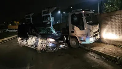 Kaza yaptı, aracını bırakıp kaçtı