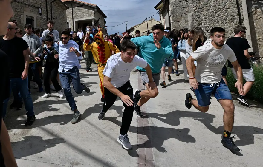 En ilginç festival: 'Şeytan', bebeklerin üzerinden atladı 10