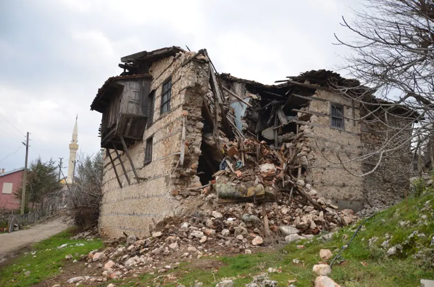 Koruma altındaki tarihi düğmeli evler tek tek yok oluyor 1