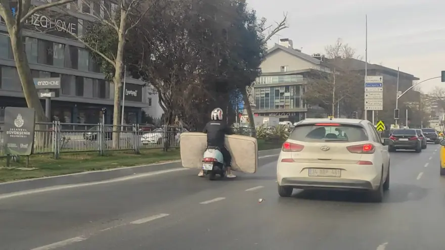 İstanbul’da bir kişi motosikletle yatak taşıdı 