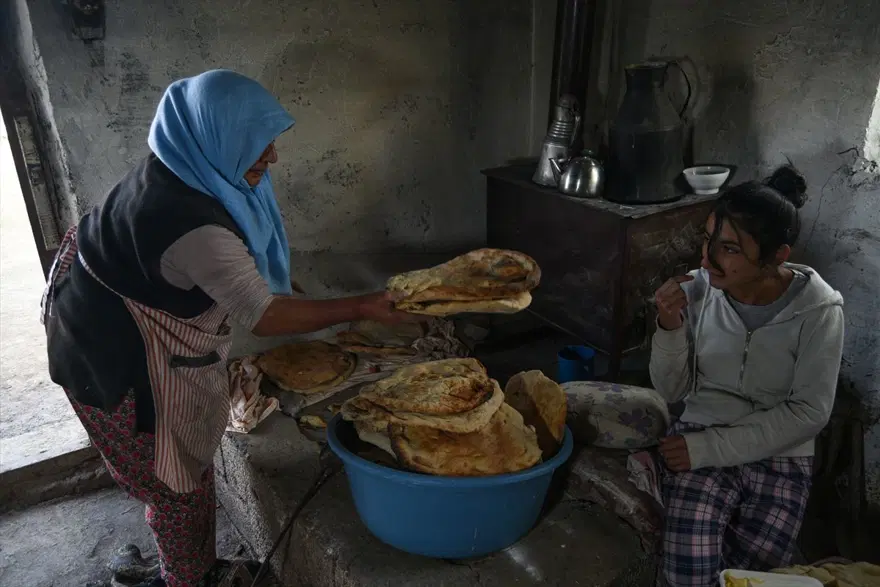 Kars'ın Arpaçay ilçesi Kuyucuk köyünde fırına gidilmiyor ekmeği kadınlar yapıyor 4 Kars'ın Arpaçay ilçesi Kuyucuk köyünde fırına gidilmiyor ekmeği kadınlar yapıyor 4