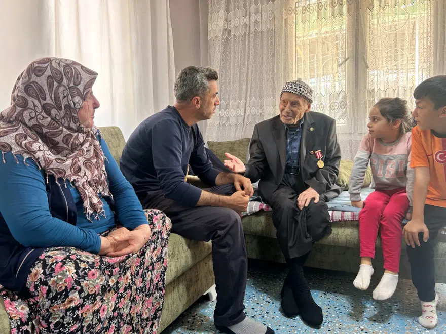 Torununun torununu gördü: 103 yaşındaki Kore gazisinin uzun yaşam sırrı 2 Torununun torununu gördü: 103 yaşındaki Kore gazisinin uzun yaşam sırrı 2