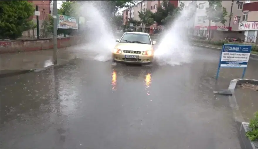 İstanbul'da sağanak yağış devam ediyor: Meteoroloji uyarmıştı 