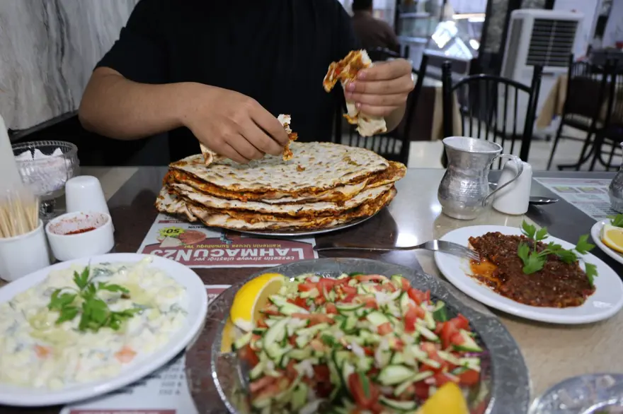 Bir oturuşta 15 lahmacun yiyor: 110 kilo rakipleriyle mücadele ediyor 2