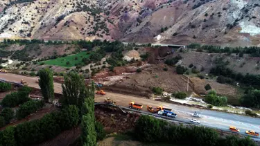 Sivas'ta HES kanalı patladı: 2 araç suya kapıldı, 6 kişi kurtarıldı