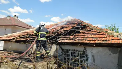Anız yangınının sıçradığı ev hasar gördü