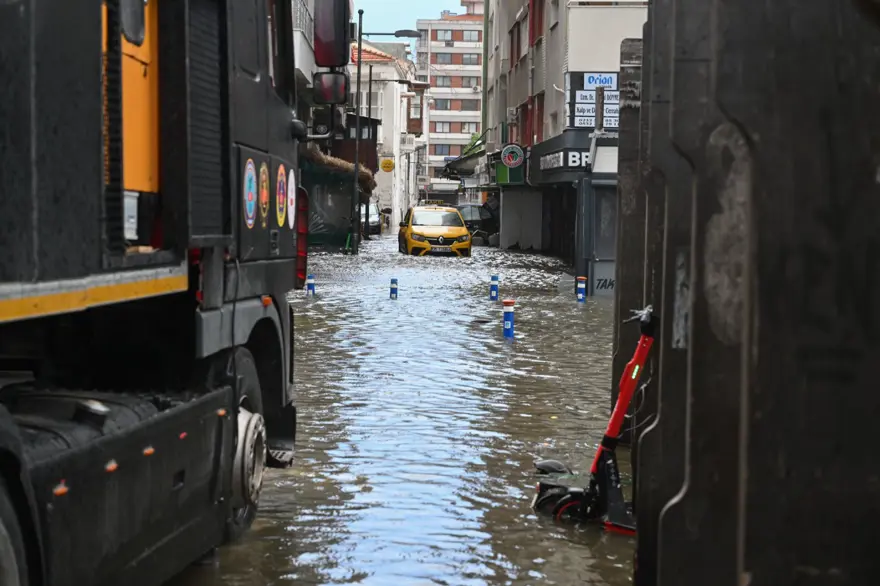 İzmir'i sağanak ve fırtına vurdu: Kıyı şeridi su altında! 30