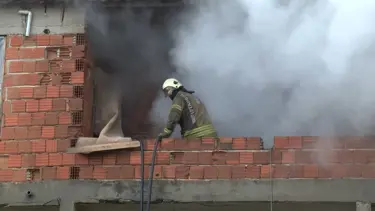 Sultanbeyli'de 2 katlı binada yangın