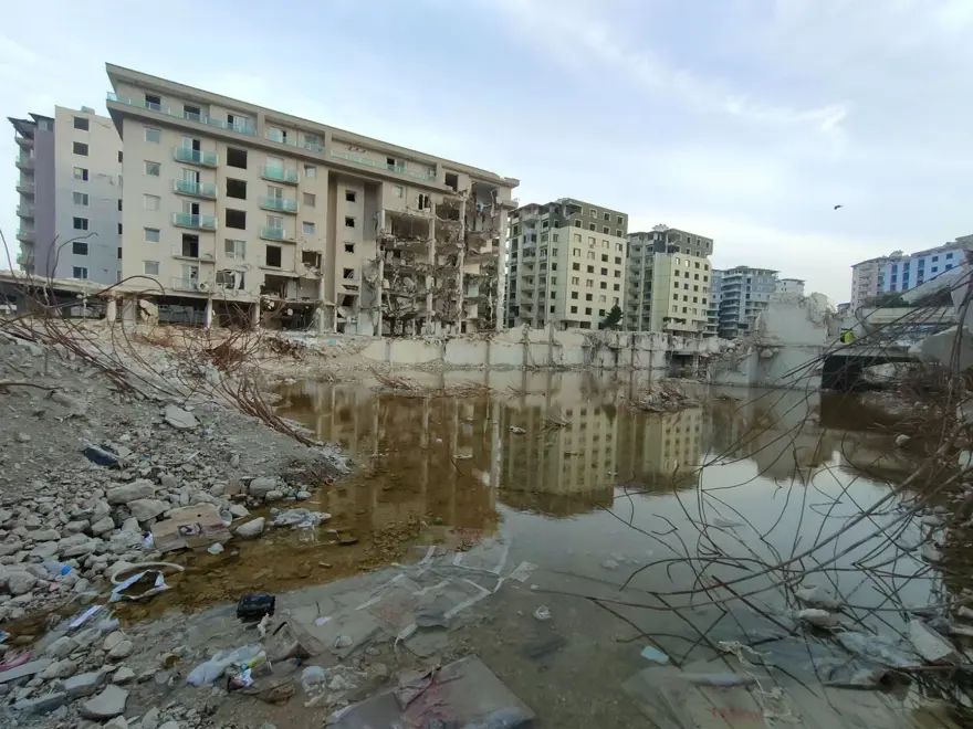 Yüzlerce kişiye mezar olan Rönesans Rezidans'ın enkazı suyla doldu 