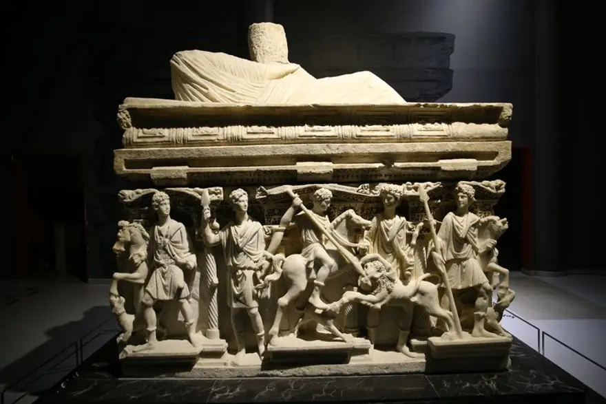 "ÜZERİNDE ÇOK GÜZEL BEZEMELER VAR" 1