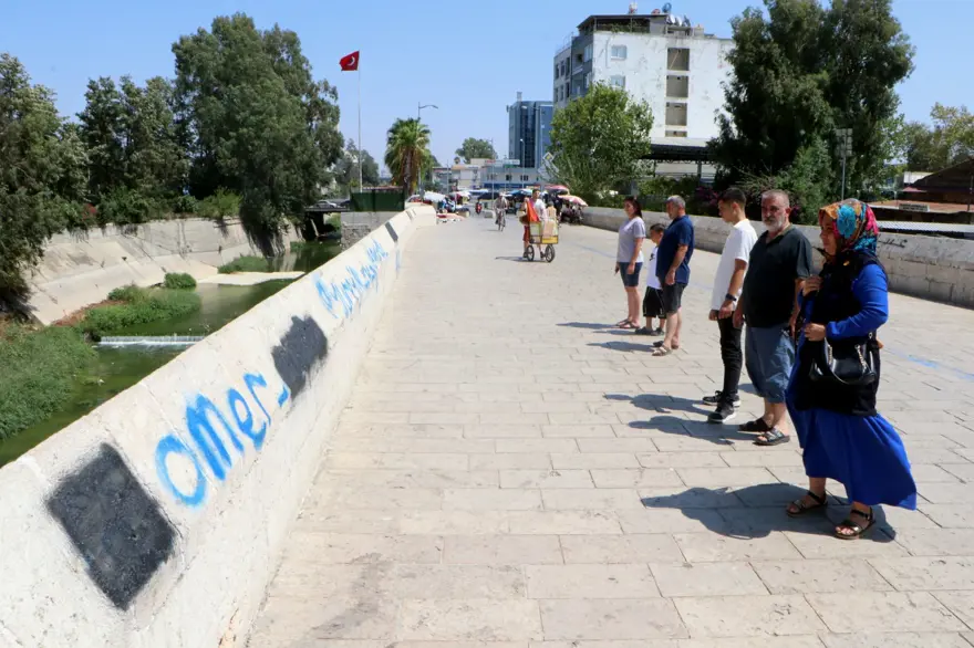 16 asırlık Taşköprü'nün sprey boya çilesi bitmiyor 4