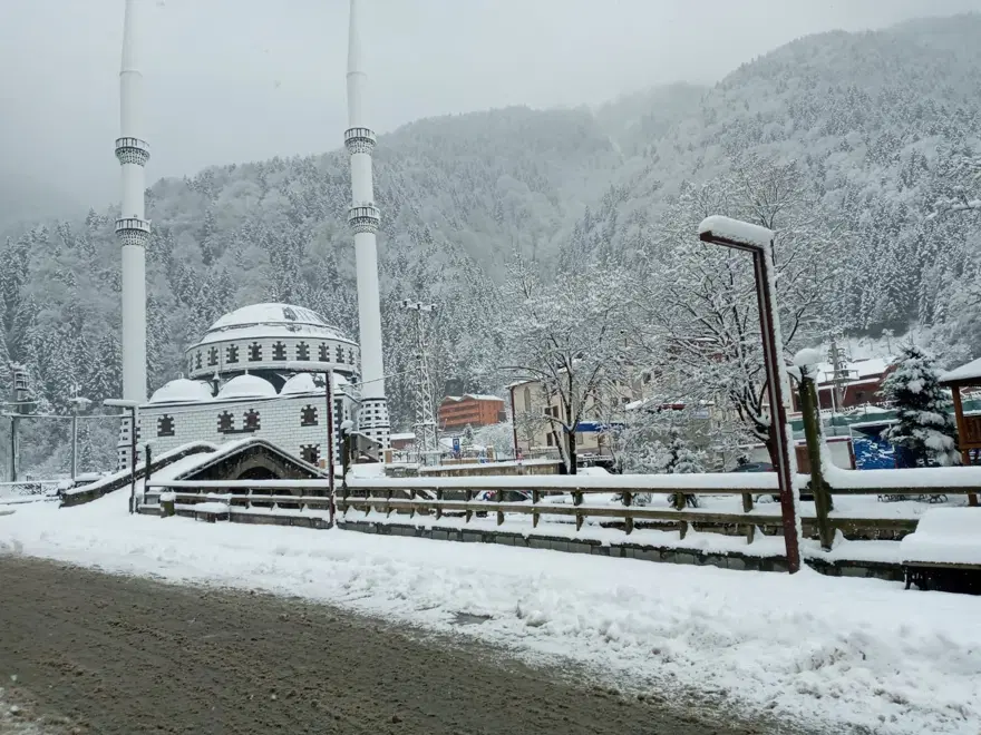 Uzungöl beyaza büründü, seyrine doyumsuz manzaralar oluştu 7