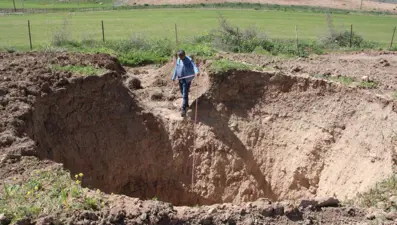 Tarlanın ortasında dev obruk oluştu