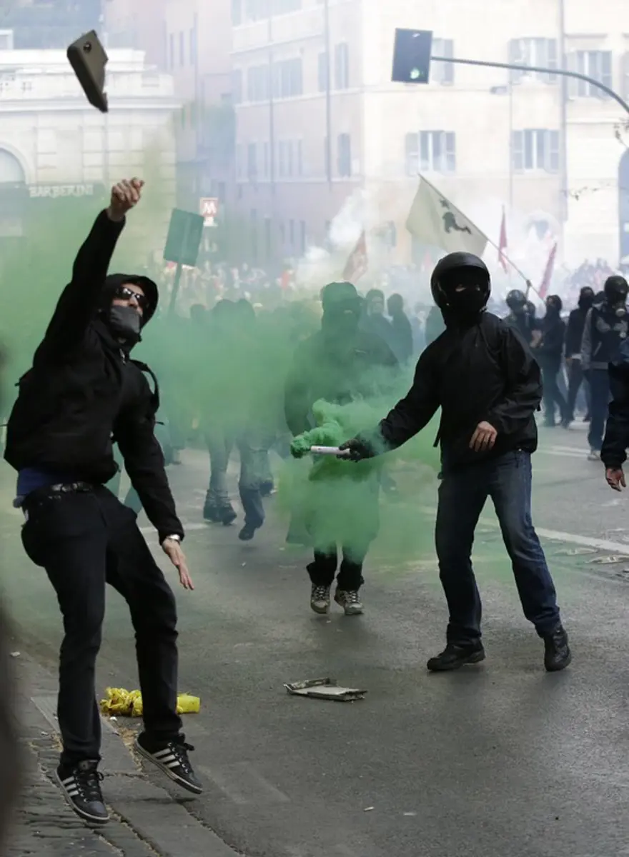 İtalya'da tepki çeken müdahale 23