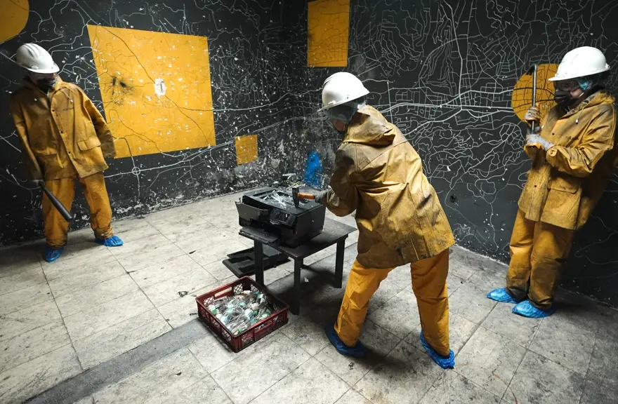 "Deşarj odası"na ilgi yoğun: Balyoz veya beyzbol sopasıyla kırıp döküyorlar 11