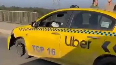 Refüje çarpan taksi araçların üzerine uçtu