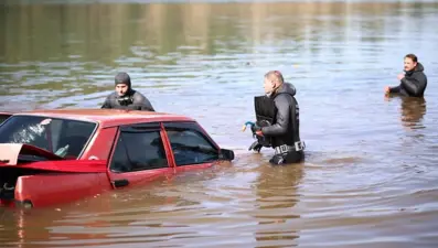 El frenini çekmeyiunuttular, araç göle düştü