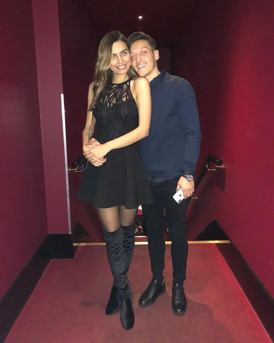Mesut Özil ile Amine Gülşe David Beckham'a komşu oluyor 3