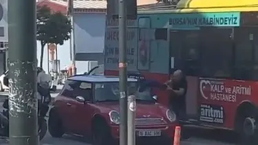 Polislerin ceza yazmasına sinirlendi, aracını parçaladı